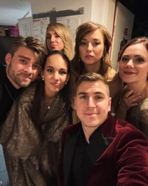 Ivana Korolová Instagram - Tomáš Trapl 60!🥳
A my měli tu čest- stát po jeho boku🎤🤍 
Mega moc díky za půjčení nádherných šatů! @debbie_brown.factory
.. a taky děkuju za svůj účes svýmu dvornímu @jenda_hair_and_bake 😊
@davidgransky @misatomesova @berenika_off @mareklambora @michaela_sykorova_ #koncert @tomastrapl