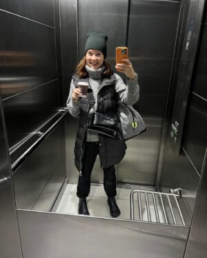 Ivana Korolová Instagram - Skóre školka x doma- tento týden 3:0🥰😍 
Taky nevíte, co dřív, když máte prostě volný dopolko?😂
Stihla jsem v pondělí plavat, úterý běhat a středa jsem se nemohla rozhodnout, jestli fitko, sauna, po obchodech nebo na manikúru nebo pedikúru nebo za kámoškou na kafe.😂😂😂 
Nakonec teda vyhrálo fitko a obchody a kafe s sebou, bo následující dny už budou dost pracovní a běh už nestihnu a#🤗
Myslim, že odpoledne zase vytuhnu u pohádky s Ami, protože naše noci se školkou nebo prostě tím, jak je větší, se teď zhoršily… Aleee ten pocit- něco pro sebe udělat, miluju.🙏🏻🤩
Jak to máte vy? Držim pěsti všem, co školkují nově od září jako my.😊
 
 Jo a nemůžu nezmínit úžasný boty od Be Lenka z obchodu @bosy_bod , co má ma na nohách. Zamilovala jsem si je🌸 #spoluprace #timeformummy #happymummy