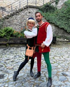 Ivana Korolová Instagram - Noc na Karlštejně 🎭😊
Přes léto přímo na nádvoří Karlštejna a dnes v rámci KVIFF na zámku Ostrov 🤩
Těšíme se!
@smica2xs 
@nocnakarlstejne 
#nocnakarlstejne 
#alena
#pesek