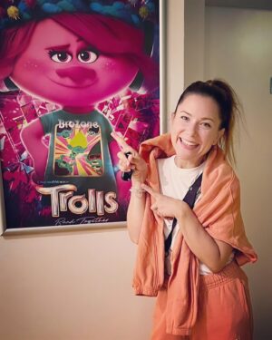 Ivana Korolová Instagram - Je to tadyyy! TROLLOVÉ 🤩🤩🤩
Od 16.11. můžete zajít do kina na tenhle bláznivej animák se spoustou písniček, kde mi bylo už po třetí veeelkým 
potěšením propůjčit hlas Poppy.😊💗
 
Jo a @tereza.voriskova …tuhle teplákovku od @laskaje.cz tahám všude! Od hřiště, přes práci, po restauraci, bo je luxusní!! Lobuju za další barevný várky!😍 Miluju!
@lsprod_dubbing @trolls #trollove #dabing #czechvoiceofpoppy #kino #film #dopracevteplakovce #laskaje