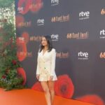 Ivana Baquero Instagram - Cualquier excusa es buena para celebrar el cine, y además en mi ciudad natal, Barcelona! Qué velada tan emotiva #PremisSantJordi 🌹 Glam de la mano de @guerlain by @yuremamakeupartist 💄