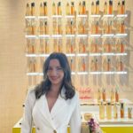 Ivana Baquero Instagram - Cualquier excusa es buena para celebrar el cine, y además en mi ciudad natal, Barcelona! Qué velada tan emotiva #PremisSantJordi 🌹 Glam de la mano de @guerlain by @yuremamakeupartist 💄