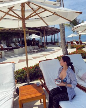 Ivana Baquero Instagram - Nayarit files 📷 

What a wonderful and relaxing time at @grandvelasnay 🩵 
From the superb food and drinks, to the best staff, amazing activities, warm ocean water and purple sunsets... an unbeatable holiday!

#myvelasexperience #summer #holiday #mexico #rivieranayarit #puertovallarta