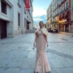 Ivana Baquero Instagram - Gracias @elle_spain por organizar una noche tan importante y tan emotiva. Es fundamental poner el foco en la investigación y en el avance científico de enfermedades, y esta noche hemos unido fuerzas y compartido historias en la tercera edición de la gala solidaria "Elle Cancer Ball" en apoyo a la Asociación Española contra el Cáncer, y en honor a l@s glardond@s. Gracias también a @pronovias por contar conmigo y llevarme de la mano en una ocasión tan especial como ésta. Y por supuesto a mi super equipo de @bedelkatalent ¡sois lo más! 💕 👗: @pronovias 💆🏻‍♀️/💄: @kleykafe x @diorbeauty #ElleCancerBall