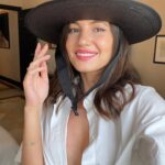 Ivana Baquero Instagram - Happy Weekend! 🖤 ¡Feliz Finde! 🖤
