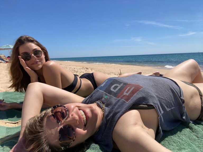 Ivana Miličević Instagram - Beaching. Really beaching. #portugal #beach #girlstrip ⬅️ hahaha #buddymoon #loungeagainstthemachine