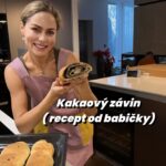 Ivana Surovcová Instagram - Slubeny recept na zavin✌🏼 Tak podme na to👩🏼‍🍳 Cesto: 1/2kg hladka a polohruba muka 3dcl mlieka 1vajce 3lyzice kryst. cukru( davame do mlieka) 3/4 kvasnic z balicka ( 1balik ma tusim 42g) 1/4 prasku do peciva 1dcl oleja 1 kavova lyzicka soli *vo videu som robila z 2 dávok Do polovičnej dávky mlieka som dala sol a vajíčka, do druhej dávky lyžicu cukru a kvasnice. Dolezite je cesto rucne miesit 20 minut. Kazda babka Vam potvrdi, ze ziaden stroj nenahradi rucne miesenie💪🏼Minimalne potrenujeme svalove partie v tejto oblasti😅 Cesto musi kysnut 4x! Dobre pocujete🤷🏼‍♀️ Po zamieseni, po rozdeleni cesta na bochniky, po rozvalkani cesta a po zatoceni uz s plnkou🙂Par minut. Dalej je dolezite po reze nozikom ( ked rozdelujeme cesto na bochniky) zalepit rozrezanu cast vonkajsou, tou tvrdsou. Toto sa tazko popisuje, ale verim, ze chapete😅 Plnka- kakao krystalovy cukor( od oka, aby bolo dostatočne sladké Vám) Plnku do zavinu nedavame az ku kraju! Zaviny predtym ako supneme do truby potrieme olejom a prepichneme vidlickou👍🏼 Pečiem na 170´C cca 20minut Verim, ze sa Vam uz nepopraskaju a nevytecu👩🏼‍🍳Dobru chut!