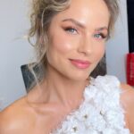 Ivana Surovcová Instagram - PRVY A POSLEDNY…. •• Nie krát, ale @letsdance.markiza 🫶🏼 •• S Ivankou sme si strihli pred-po na prvé kolo a teraz na posledné. Zbehlo to, akoby to ani nebolo 10 týždňov😳 •• Na prvom čierny drak , dnes éterická víla (ale s riadnym sexepílom!) •• Čo poviete na dnešný look? •• #makeup #makeuplook #eternalbeauty #beauty #makeuptransition #beforeafter #beautifulwoman #fashionlook #whitedress #designerdresses