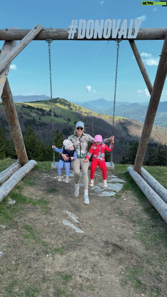 Ivana Surovcová Instagram - Krásne je to naše Slovensko🫶🏻 Tento víkend otvorili na Donovaloch lanovku na Novu holu. Oplati sa vyviest hore a pokochať sa nadhernou scenériou🙏🏼 Ak uz sem zavitate s detmi, otvorili aj Fun arénu kde sa zabavite na bobovej drahe, mysiacikovom detskom parku a trampoline👌🏼 #donovaly #beautifulslovakia #mothernature #familytime