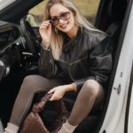 Ivana Surovcová Instagram - Vintage v hlavnej úlohe🫶🏻 Dlho som hladala takyto oversized strih kozenej bundy a este v hnedej farbe. Sačilo otvoriť mužovu skrinu. Už je moja 🫠 Aj vy chodite takto nakupovat oblečko?🤫 #vintage #vintageclothing #fashion