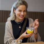 Ivana Surovcová Instagram - Teraz sa v Shell Café oplatí zastaviť ešte viac ako doteraz ✋🏻 Okrem skvelej kávy si môžte dopriať 7 sviežich noviniek nie len pre vegánov/vegetariánov. Ale pre všetkých milovníkov zdravého a výživného jedla 🥗🥑🥥🥭 Či už cestujete krížom cez celú republiku alebo len pozrieť kamoša do vedľajšieho mesta. Je super sa zastaviť na chutné a zdravé jedlo, keď vás prepadne hlad. To ale neznamená, že na hot-dogy na Shellke musíte úplne zanevrieť 🌭😝 #CerpacieStaniceShell #Shellka #ShellCafe #OplatiSaZastavit *ad