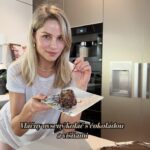Ivana Surovcová Instagram – Aký by to bol víkend bez koláča? 🥧
Vláčny ovsený koláčik s čokoládou a višnami.👌🏼
Ak máte doma:
1 vajíčko
1 zrelý banán
1-2 PL trstinového cukru
2 PL kokosového oleja
1/2 hrnčeka kokosového (iného rastlinného) mlieka
1/2 hrnčeka strúhaného kokosu 
1 hrnček zaváraného ovocia( ja som dala višne, nechať odkvapkať)
100g mletých ovsených vločiek

Na polevu: 100g čokolády a 1 PL kokosového oleja

Tak môžme ísť na to 👩🏼‍🍳
1. Vajíčko vyšľahaj s cukrom, pridaj kokosový olej a mlieko. 
2. Popučený banán pridaj k zmesi a dôkladne vymiešaj. 
3. Na záver pridaj zvyšné prísady ( kokos, vločky a nadrobno nakrájané višne)
Pridaním väčšieho množstva vločiek bude konzistencia hustejšia.
4. Vylej do zapekacej nadoby vystlanej papierom na pečenie a peč približne 40 min na 180 stupňov. 
5. Medzitým nad parou rozpusti čokoládu s kokosovým olejom a polevu rozotri na vychladnuty koláč. 
6. Teraz chvíľka strpenia ⏳kým poleva dokonale stuhne v chladničke, chute sa prepoja a môžme servírovať 👩🏼‍🍳

Mne ta chvíľka strpenia nebola dopriata a poleva nestuhla😅Ale chutil výborne.👌🏼

#recepty #koláč #ovsenýkoláč #kolacbezmuky