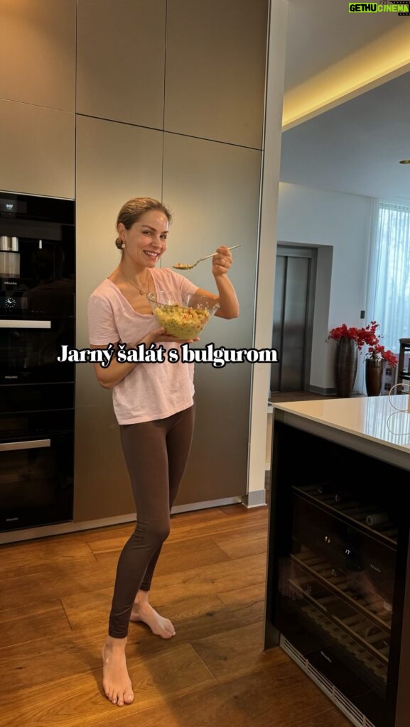 Ivana Surovcová Instagram - Po veľkonočnom hodovaní jeden chutný, jarný šalát s bulgurom na odľahčenie 👩🏼‍🍳 🥗 🌾 Bulgur mám rada pre jeho jemne orieškovú chuť a perfektne sa hodí pre rýchlu kuchyňu. Okrem toho má množstvo benefitov - je bohatý na vlákninu, bielkoviny, vitamíny a minerály. Pomáha pri trávení a reguluje hladinu cukru v krvi ☝🏻 Tak poďme na ingrediencie: 2 šálky bulguru (uvariť podľa návodu - ja som dala štipku soli, trochu oleja. Povarila 2-3min a nechala 15-20min odstáť pod pokrievkou) 5-6 cherry paradajok cíbiky z jarnej cibuľky / pažítka Na zálievku: petržlenová vňať ( mala som len zelerovú, ale aj tá bola super) olej - použila som olivový a trochu ryžového šťava z malého citrónu soľ Zálievku rozmixovať, ak by sa zdala príliš hustá, môžte pridať trochu teplej vody a zmiešať k ostatným ingredienciám. U nás si pochutili všetci členovia domácnosti, tak dajte vedieť, či mal úspech aj u vás 🤗