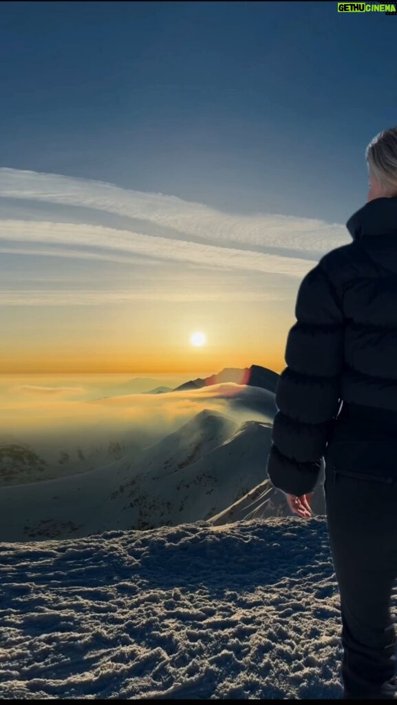 Ivana Surovcová Instagram - Priceless moments🫶🏻 #sunrise #chopok #chopokjasna #skiing #moutains
