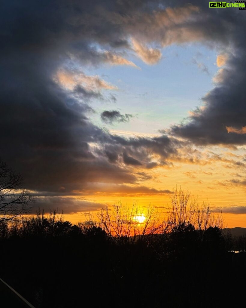 Ivana Surovcová Instagram - When the sky was in love🧡 #sunsetoclock #goldenhour #sunset #cloudwatcher
