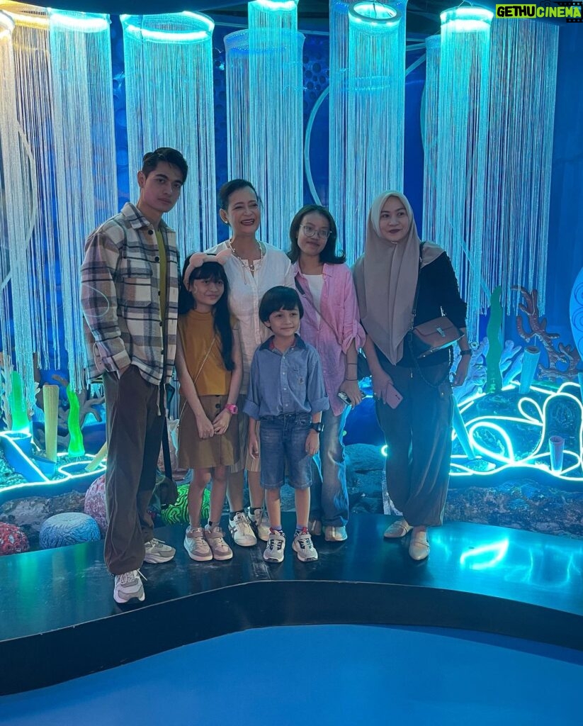 Ivanka Suwandi Instagram - Sunday walk at @jakartaaquarium 🌸🌸💗💗 @asyafriena_alatas @adskhanmahres @dellila_26 💋💋💋🌺🌺 @achaprayogi