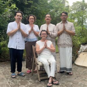 Ivanka Suwandi Instagram - Happy Idul Fitri 💗💗🙏🙏🙏🌺. @lights.clo