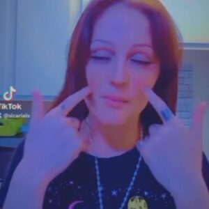 Ivelisse Vélez Instagram - Live Clip🤳 #stayinalive 🎶