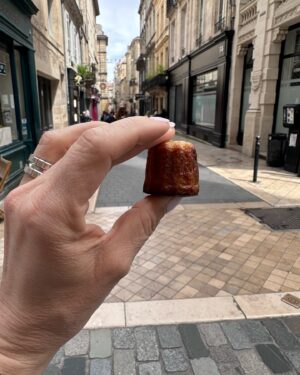 Iveta Fabešová Instagram - Bordeaux a jejich vyhlášené Canellé. Dezert, který je znám po celém světě a který toto místo proslavil nejen díky skvělému vínu.
Dezert výjimečně nevzniknul omylem, ale jeho vznik byl přesně promyšlen. Dříve se k filtraci vína používal vaječný bílek a žloutky zůstávaly a tak bylo nutné vymyslet, jak je co nejlépe spotřebovat. A tak vznikly Canellé, což jsou v podstatě takové spečené žloutky s mlékem a rumem:) Během pobytu jsem jich pár ochutnala a sdílím vám svůj recept. Čím budou více z venku opečené, tím lépe. Recept: Doba pečení: 52 minut
Doba přípravy: 20 minut
Doba chlazení: 18 hodin
120 g hladké mouky
240 g moučkového cukru
2 ks vajec
40 g žloutků
500 g plnotučného mléka
100 g másla
 1 vanilkový lusk 
100 g karibského rumu (můžete vynechat) 

1. Formy na canellé nahřejte v troubě na teplotu 180 °C, vylijte ½ formy rozpuštěným včelím voskem a vyleijte (toto udělejte pouze v případě, že používáte měděné formy). 
2. Opatrně smíchejte prosátou mouku s moučkovým cukrem a přidejte vejce se žloutky. Míchejte zlehka pomocí ruční metly. (Nešlehejte, aby se nevháněl vzduch do těsta!)
3. Vanilkový lusk podélně rozřízněte nožem, semínka vyškrábněte a i s luskem dejte do hrnce s mlékem. Přidejte máslo a zahřejte, aby se máslo v mléku rozpustilo. Odstavte, nechejte vylouhovat a vychlaďte. Přeceďte a přidejte do vaječné směsi.  Přikryjte fólií, dejte do lednice na 18 hodin. 
4. Hotové těsto promíchejte s rumem a dávkujte do forem, aby byly zaplněné do ¾ výšky. (Pokud používáte silikonové formy, postříkejte je nejdříve olejem.). Pečte
v troubě předehřáté na 240 °C asi 12 minut, poté snižte teplotu na 180 °C a pečte dalších 50 minut nejlépe bez ventilace. Po upečení ihned vyndejte z formy a zchlaďte.
Tip: Pokud nespěcháte, nechte těsto v lednici klidně i dva dny. Výsledné těsto bude mnohem 
lepší. Nejlepší jsou měděné formičky na canellé.