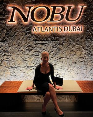 Iveta Fabešová Instagram - S šéfem @damien.nobu jsem se potkala v @resort_oblik  kde se podílel na tvorbě nového konceptu. Slíbila jsem, že navštívím i jeho restauraci v Dubaji a stalo se.
Moc děkuji za ten nejlepší stůl s výhledem (o stoly na terase je fakt tahanice:)) děkuji za úžasnou cestu do Japonska ikdyž jen na krátkou chvíli a děkuji za tu horu dezertů, která nám přistála na konci na stole. Prý jsem musela ochutnat všechny😂 mochi byly skvělé a o těch malých japonských koblížcích s nugátem si sním ještě dnes. Je skvělé, že součástí mé práce je ochutnávání jídel od mých kolegů😂 Bravo Damien, c’était brillant et excuse mon français🙌