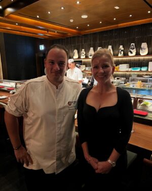 Iveta Fabešová Instagram - S šéfem @damien.nobu jsem se potkala v @resort_oblik  kde se podílel na tvorbě nového konceptu. Slíbila jsem, že navštívím i jeho restauraci v Dubaji a stalo se.
Moc děkuji za ten nejlepší stůl s výhledem (o stoly na terase je fakt tahanice:)) děkuji za úžasnou cestu do Japonska ikdyž jen na krátkou chvíli a děkuji za tu horu dezertů, která nám přistála na konci na stole. Prý jsem musela ochutnat všechny😂 mochi byly skvělé a o těch malých japonských koblížcích s nugátem si sním ještě dnes. Je skvělé, že součástí mé práce je ochutnávání jídel od mých kolegů😂 Bravo Damien, c’était brillant et excuse mon français🙌