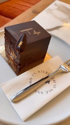 Iveta Fabešová Instagram - Travel cake nebo gâteaux de voyage, nebo-li dort na cesty. Díky svému způsobu zpracování má dlouhou trvanlivost a proto je ideální na cesty. U nás ho najdete ve dvou variantách s lískooříškovým praliné nebo s příchutí yuzu. Skvělé jsou oba:) #if #ivetafabesova