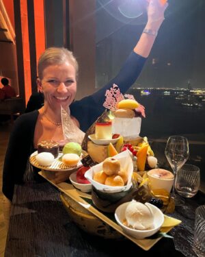 Iveta Fabešová Instagram - S šéfem @damien.nobu jsem se potkala v @resort_oblik  kde se podílel na tvorbě nového konceptu. Slíbila jsem, že navštívím i jeho restauraci v Dubaji a stalo se.
Moc děkuji za ten nejlepší stůl s výhledem (o stoly na terase je fakt tahanice:)) děkuji za úžasnou cestu do Japonska ikdyž jen na krátkou chvíli a děkuji za tu horu dezertů, která nám přistála na konci na stole. Prý jsem musela ochutnat všechny😂 mochi byly skvělé a o těch malých japonských koblížcích s nugátem si sním ještě dnes. Je skvělé, že součástí mé práce je ochutnávání jídel od mých kolegů😂 Bravo Damien, c’était brillant et excuse mon français🙌