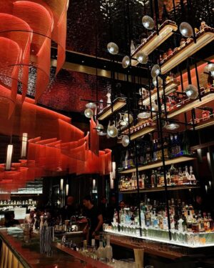 Iveta Fabešová Instagram - S šéfem @damien.nobu jsem se potkala v @resort_oblik  kde se podílel na tvorbě nového konceptu. Slíbila jsem, že navštívím i jeho restauraci v Dubaji a stalo se.
Moc děkuji za ten nejlepší stůl s výhledem (o stoly na terase je fakt tahanice:)) děkuji za úžasnou cestu do Japonska ikdyž jen na krátkou chvíli a děkuji za tu horu dezertů, která nám přistála na konci na stole. Prý jsem musela ochutnat všechny😂 mochi byly skvělé a o těch malých japonských koblížcích s nugátem si sním ještě dnes. Je skvělé, že součástí mé práce je ochutnávání jídel od mých kolegů😂 Bravo Damien, c’était brillant et excuse mon français🙌