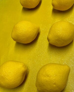 Iveta Fabešová Instagram - Lemon…stal se mojí součástí a odstartoval v Čechách styl Cedrica Groleta, ikdyž on tomu dal spíš dokonalý marketing. Dnes mě tento trend už tolik nebaví a jak jsem psala spíš si dám dobrý vanilkový flan, nebo pekanový koláč. A taky mě zase baví mix chutí, než direktivní jednota:) tak asi tak😂 #if #ivetafabesova #pastry #pastrylove #pastryart #fruit