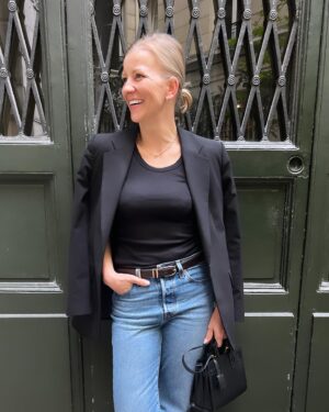 Iveta Fabešová Instagram - Oslaveno jak se sluší!:) 40!😂 Chtěla jsem vám napsat, co vše jsem za ty roky života stihla, kolik kotrmelců jsem udělala a kolik věcí zvládla, ale pak mi došlo, že už je vše dávno pryč a že jediné co se počítá je teď. A teď jsem šťastná a vděčná! Šťastná, že mohu dělat práci, kterou mám ráda, vděčná za zdraví mé a mých blízkých, vděčná za lásku a všechny přátelé. A šťastná za prosté bytí! Tak na zdraví a děkuju všem a za vše:) #if