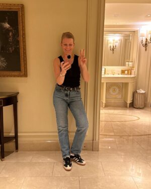 Iveta Fabešová Instagram - Oslaveno jak se sluší!:) 40!😂 Chtěla jsem vám napsat, co vše jsem za ty roky života stihla, kolik kotrmelců jsem udělala a kolik věcí zvládla, ale pak mi došlo, že už je vše dávno pryč a že jediné co se počítá je teď. A teď jsem šťastná a vděčná! Šťastná, že mohu dělat práci, kterou mám ráda, vděčná za zdraví mé a mých blízkých, vděčná za lásku a všechny přátelé. A šťastná za prosté bytí! Tak na zdraví a děkuju všem a za vše:) #if