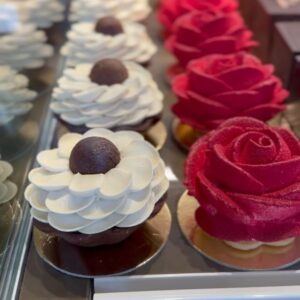 Iveta Fabešová Instagram - Naše zamilovaná vitrína:) #if #ivetafabesova #pastry #pastrylove❤️