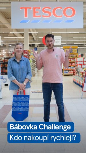 Iveta Fabešová Instagram - Jedna legendární bábovka, jeden nákupní seznam, jedno Tesco. Jenže někdo nakupuje pěkně postaru a někdo se Scan&Shop... 😏 Kdo tenhle souboj zvládne lépe? A jakou klíčovou výhodu pro pečení získá vítěz? 🙈 
#spoluprace