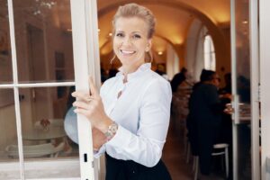 Iveta Fabešová Instagram - Co vám víc přát, než zdraví? Jsme-li zdraví, vše ostatní se zvládne.
Co vám víc přát, než lásku? Máme-li lásku jsme těmi nejbohatšími.
Co vám víc přát, než přátelství? Máme-li přátelství, zvládneme chvíle, kdy svět nestojí za nic. 
Co vám víc přát, než sny sahající k nebesům. Máme-li velké sny, můžeme dokázat velké věci.
Co vám víc přát, než klidnou mysl. Máme-li klidnou mysl jednáme v harmonii sami se sebou.
Co vám víc přát, než ať se vám splní i ta nejtajnější přání.
A hlavně vám přeji, ať vždy stojíte na sladké straně života. #if #ivetafabesova #2024