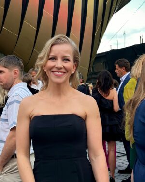 Iveta Fabešová Instagram - Hezčí fotku nemám, ale co, hlavně že je otevřeno. Včerejší Grand opening nové budovy Masaryčky.
Trochu se mi tam včera tajil dech. Nad tím, jak jsem si drze na fasádu nechala dát své jméno a položila hlavu na špalek. V tom je gastronomie krásná a děsivá zároveň, že máme vždy jen pár minut váš přesvědčit o tom, že to co děláme, děláme dobře. Vejdete a ve vteřině si řeknete jestli vám je u nás dobře či nikoliv. Ochutnáte a ve vteřině vynesete rozsudek, jestli vás to, co tvoříme, baví nebo nikoliv.
Od září se rozšiřujeme právě sem a budeme vědět, jestli bude tento krok považován za odvážný, nebo jsme se úplně zbláznili😂 Tak či tak, hlavně, že můžeme. Protože ať už to dopadne jakkoliv vždy si můžeme říct, že jsme to alespoň zkusili. Ale pevně věřím, že vás přesvědčíme, že za vaší pozornost stojíme. Mám vedle sebe tým skvělých lidí, kteří se neskutečně těší a já s nimi. A děkuji za ❤️ protože ta mi pevně drží záchranou síť pod nohama, aby ten případný pád nebyl tak bolestivý😂 #if #ivetafabesova #masarycka