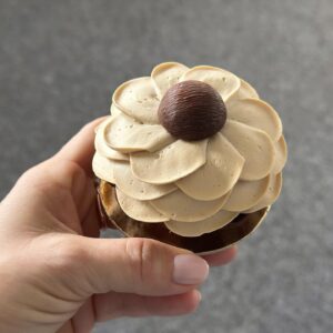 Iveta Fabešová Instagram - Již zítra budete moct ochutnat první vlaštovky z nového menu. Pekanový Paris-Brest ( můj favorit) citronová tartaletka, nebo oříškový košíček se slaným karamelem a praliné.
#if #ivetafabesova #zpátkykekořenům 😂 #pastry #pastrylove #pastryart