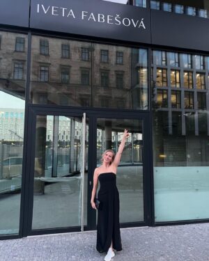 Iveta Fabešová Instagram - Hezčí fotku nemám, ale co, hlavně že je otevřeno. Včerejší Grand opening nové budovy Masaryčky.
Trochu se mi tam včera tajil dech. Nad tím, jak jsem si drze na fasádu nechala dát své jméno a položila hlavu na špalek. V tom je gastronomie krásná a děsivá zároveň, že máme vždy jen pár minut váš přesvědčit o tom, že to co děláme, děláme dobře. Vejdete a ve vteřině si řeknete jestli vám je u nás dobře či nikoliv. Ochutnáte a ve vteřině vynesete rozsudek, jestli vás to, co tvoříme, baví nebo nikoliv.
Od září se rozšiřujeme právě sem a budeme vědět, jestli bude tento krok považován za odvážný, nebo jsme se úplně zbláznili😂 Tak či tak, hlavně, že můžeme. Protože ať už to dopadne jakkoliv vždy si můžeme říct, že jsme to alespoň zkusili. Ale pevně věřím, že vás přesvědčíme, že za vaší pozornost stojíme. Mám vedle sebe tým skvělých lidí, kteří se neskutečně těší a já s nimi. A děkuji za ❤️ protože ta mi pevně drží záchranou síť pod nohama, aby ten případný pád nebyl tak bolestivý😂 #if #ivetafabesova #masarycka