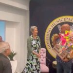 Ivonne Coll Instagram - Recibí un homenaje en mi pueblo de Fajardo Puerto Rico, donde se ha creado un museo de las artes. Se llama Casa Cultural Joaquin Mouliert, donde también están mis retratos y las de muchos otros artistas prominentes kariduros. El honorable alcalde José Anibal Meléndez Mendez me otorgó una bella canasta de flores junto a otros obsequios otorgados por otros miembros del pueblo hacia mi. Me encontré con Anita Ferrero, quien está conmigo en la primera foto. Yo llevé la fotografía de cuando ambas teníamos un año y medio en casa de titi Panchita en Fajardo posando yo en mi culero y mi flor de amapola en la cabeza y ella con su pañuelo español. Me galardonaron con fotos y placas de reconocimiento y con flores vivas como gardenias y orquídeas, ya las cuales ya replanté! En el evento se encontraba también Paquitin, con quien me di mi primer beso de niña y mis primas postizas de pueblo, Lizzy y Madeleine Hones. Fue un placer encontrarme con la primera dama del pueblo, la querida madre del alcalde. Y fue un honor que el niño de 10 años estudiante de arte, Joel Flores Candelario, me obsequiara con una de sus obras hecha para mi, la cual enmarcaré muy pronto. Al final me pusieron la música de "Una Chica Llamada Ivonne Coll", mi tema musical de mi programa de televisión de los años 70 porque me he dado cuenta que nunca dejaré de ser la chica tropical para esa generación de antes, aunque para la de ahora sea Abuela. #puertorico #myhometownpayshomagetome #Fajardo