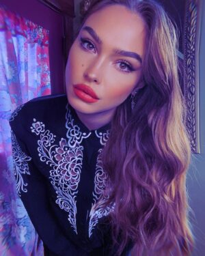 Ivy Levan Instagram - Keep those spirits up! 🪁 #bobmackie