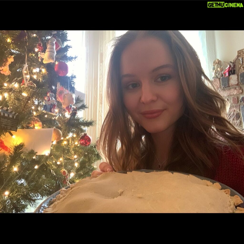 Izabela Vidovic Instagram - I hope you had a Merry Christmas ❤️ I baked & delivered apple pie to my friends because food is my love language 🙈 I also tried making my first gluten-free crust so it fell apart a little… but still tasted yum 🥧 Do you have a favorite dessert for the holidays? #BelaBakes