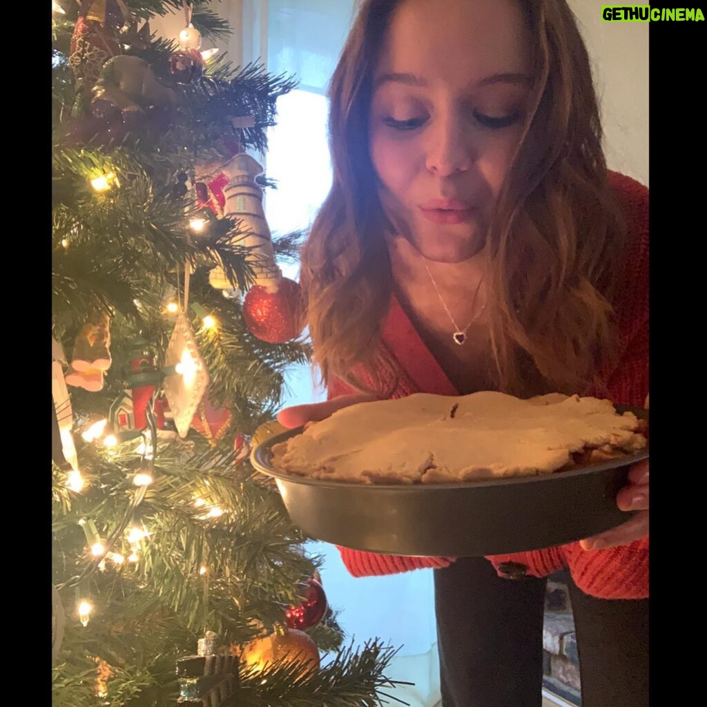 Izabela Vidovic Instagram - I hope you had a Merry Christmas ❤️ I baked & delivered apple pie to my friends because food is my love language 🙈 I also tried making my first gluten-free crust so it fell apart a little… but still tasted yum 🥧 Do you have a favorite dessert for the holidays? #BelaBakes