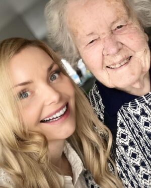 Izabella Miko Instagram - Swipe right for more gems! ❤️ My Babcia transitioned Iast weekend in her sleep… she was 95 and was painting up until her last day (a talent that she discovered in the last year of her life!) Words can’t describe how much we will miss her protection with all the prayers and her incredible sense of humor!
We got to shoot some funny vids when I was recovering from my feet surgeries, as she was always up for anything. She always had the best punchlines! She got her first computer at 90 years old and always found her way in this modern world, praying for us with all of her heart. 
She has been ready to reunite with her husband (my grandpa) for a while and kept joking that God must have forgotten about her 🤣 We are all super sad that she’s gone, but also happy for her to be with him and finally God, as she wanted it so much. Please say a prayer that her journey out there is smooth and beautiful. We will be celebrating her life this Saturday in Sulejówek and next week in Kraków:-)
She has always been an angel, now she will get a proper set of wings to fly…. 😇❤️🌈

Odeszła moja babcia w zeszły weekend… śpiąc słodko. Miała 95 lat i malowała aż do ostatniego dnia (talent, który odkryła w ostatnim roku życia!). Słowa nie są w stanie opisać, jak bardzo będzie nam brakować jej opieki przy wszystkich modlitwą i jej niesamowitego poczucia humoru!
Kiedy wracałam do zdrowia po operacjach stóp, nakręciliśmy kilka śmiesznych filmów, bo ona zawsze była gotowa na wszystko. Swój pierwszy komputer dostała w wieku 90 lat i zawsze odnajdywała się we współczesnym świecie, modląc się za nas całym sercem.
Od już jakiegoś czasu była gotowa być ze swoim mężem (moim dziadkiem) i ciągle żartowała, że Bóg musiał o niej zapomnieć 🤣 Wszyscy jesteśmy bardzo smutni, że jej nie ma, ale też szczęśliwi, że jest z nim i w końcu z Bogiem, bo bardzo tego chciała. Proszę, pomódlcie się, aby jej podróż tam przebiegła gładko i pięknie. Jej życie będziemy świętować w najbliższą sobotę w Sulejówku i za tydzień w Krakowie:-)
Zawsze była aniołem, teraz dostanie odpowiedni zestaw skrzydeł, by móc latać…. 😇❤️

#ripgrandma #babcia #gradmasarethebest #babciesąnajlepsze