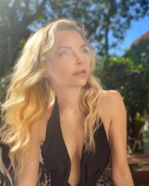 Izabella Miko Instagram - I feel this so strongly! ❤️ Comment “Yes!” if you’re ready to step into that lane 🙌🙌🙌 and DM me reporting back with all the magic that will happen in your life! 

#receive #effortlessreceiving #affirm #prayer #higherconsciousness #highervibration #highvibes #higherfrequency #frequencyleap #selfawareness #meditation #consciousness #beingofservice #cantstopwontstop  #smile #thehappynow #mindfull #mindfulness #being #manifestation #stillness  #justbe #manifest #loa #lawofattraction #howtomanifest #liveyourlife #highestpotential #paralleluniverse #higherfrequency #awoken