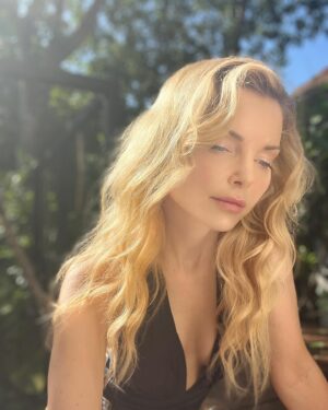 Izabella Miko Instagram - I feel this so strongly! ❤️ Comment “Yes!” if you’re ready to step into that lane 🙌🙌🙌 and DM me reporting back with all the magic that will happen in your life! 

#receive #effortlessreceiving #affirm #prayer #higherconsciousness #highervibration #highvibes #higherfrequency #frequencyleap #selfawareness #meditation #consciousness #beingofservice #cantstopwontstop  #smile #thehappynow #mindfull #mindfulness #being #manifestation #stillness  #justbe #manifest #loa #lawofattraction #howtomanifest #liveyourlife #highestpotential #paralleluniverse #higherfrequency #awoken