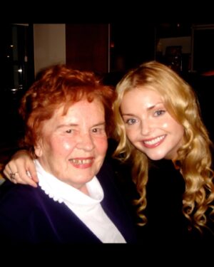 Izabella Miko Instagram - Swipe right for more gems! ❤️ My Babcia transitioned Iast weekend in her sleep… she was 95 and was painting up until her last day (a talent that she discovered in the last year of her life!) Words can’t describe how much we will miss her protection with all the prayers and her incredible sense of humor!
We got to shoot some funny vids when I was recovering from my feet surgeries, as she was always up for anything. She always had the best punchlines! She got her first computer at 90 years old and always found her way in this modern world, praying for us with all of her heart. 
She has been ready to reunite with her husband (my grandpa) for a while and kept joking that God must have forgotten about her 🤣 We are all super sad that she’s gone, but also happy for her to be with him and finally God, as she wanted it so much. Please say a prayer that her journey out there is smooth and beautiful. We will be celebrating her life this Saturday in Sulejówek and next week in Kraków:-)
She has always been an angel, now she will get a proper set of wings to fly…. 😇❤️🌈

Odeszła moja babcia w zeszły weekend… śpiąc słodko. Miała 95 lat i malowała aż do ostatniego dnia (talent, który odkryła w ostatnim roku życia!). Słowa nie są w stanie opisać, jak bardzo będzie nam brakować jej opieki przy wszystkich modlitwą i jej niesamowitego poczucia humoru!
Kiedy wracałam do zdrowia po operacjach stóp, nakręciliśmy kilka śmiesznych filmów, bo ona zawsze była gotowa na wszystko. Swój pierwszy komputer dostała w wieku 90 lat i zawsze odnajdywała się we współczesnym świecie, modląc się za nas całym sercem.
Od już jakiegoś czasu była gotowa być ze swoim mężem (moim dziadkiem) i ciągle żartowała, że Bóg musiał o niej zapomnieć 🤣 Wszyscy jesteśmy bardzo smutni, że jej nie ma, ale też szczęśliwi, że jest z nim i w końcu z Bogiem, bo bardzo tego chciała. Proszę, pomódlcie się, aby jej podróż tam przebiegła gładko i pięknie. Jej życie będziemy świętować w najbliższą sobotę w Sulejówku i za tydzień w Krakowie:-)
Zawsze była aniołem, teraz dostanie odpowiedni zestaw skrzydeł, by móc latać…. 😇❤️

#ripgrandma #babcia #gradmasarethebest #babciesąnajlepsze