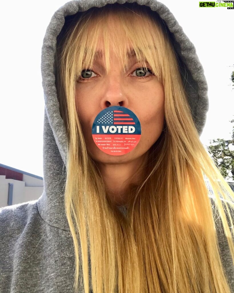 Izabella Scorupco Instagram - “Somewhere inside of all of us is the power to change the world” #RoaldDahl #ivoted