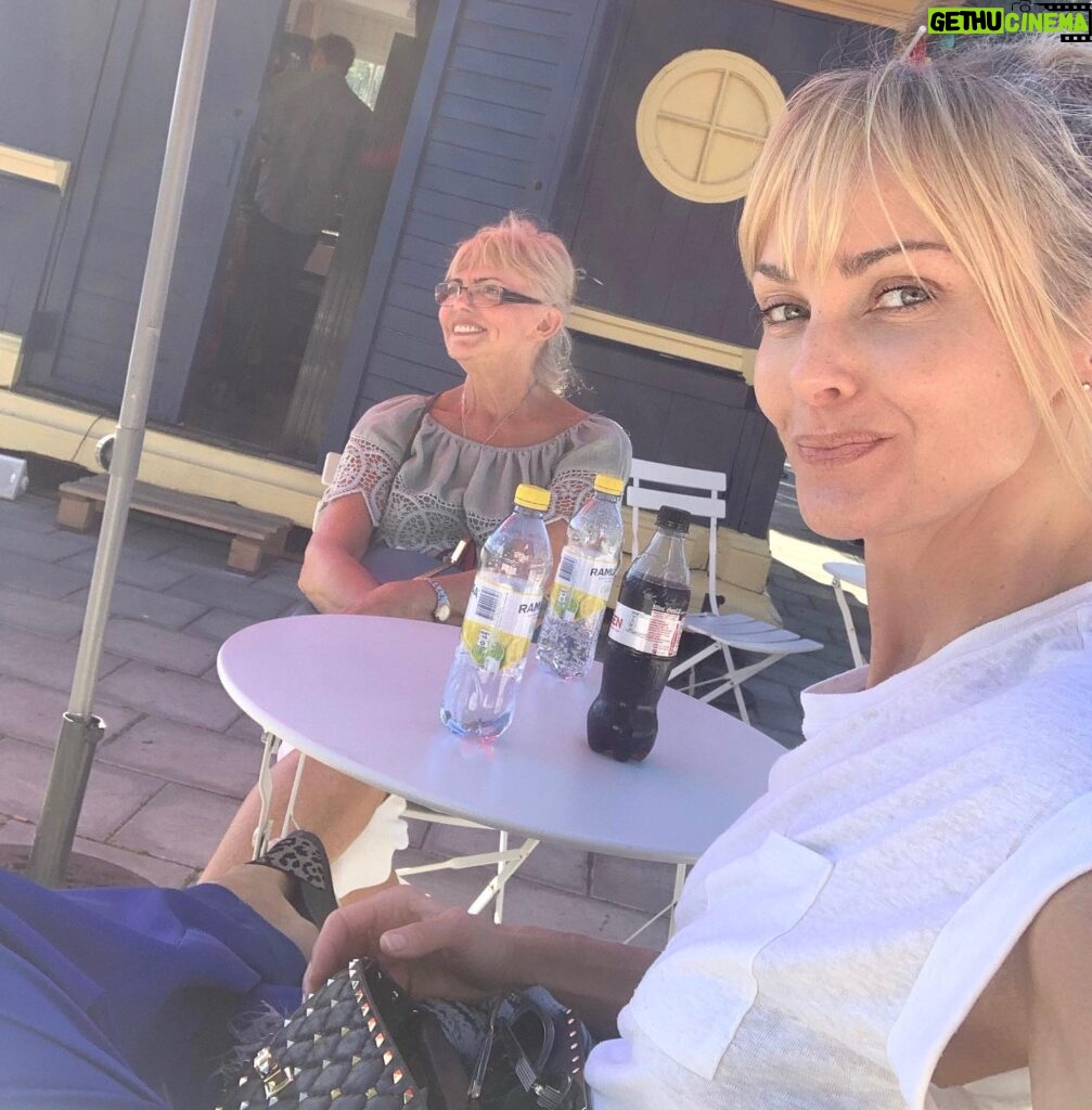 Izabella Scorupco Instagram - I’ve missed her so much. Trying to stay a few feet away from her and wear a mask, but she gets mad at me. She tells me that the Covid rules don’t apply between the two of us because I’m her baby girl. She’s my Mama Bear ❤️ “czym skorupka za młodu nasiąknie, tym na starość trąci”