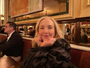 J. Smith-Cameron Instagram - Look at these sleeves! Look at this jewelry! Dress:@daily_sleeper Baubles: @_jennybird 
Ambience @hotelchelsea ❤️🍸💋