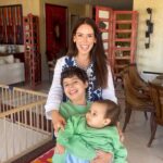 Júlia Belard Instagram - Vários looks com a mesma t-shirt&jeans, e os meus pequenos fashion advisors por perto! 😎 Different looks with the same shirt&pants, and my little fashion advisors nearby!