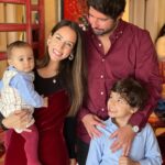 Júlia Belard Instagram - Uma família pirosa em diferentes tons de encarnado. É também assim o nosso dia a dia, recheado de diferentes formas de amor, com lágrimas, desarrumação, dúvidas, gritos, alegrias, conquistas, esperança, um qb de loucura mas, sobretudo e sempre, com muito amor. O Natal passa rápido demais ❤️